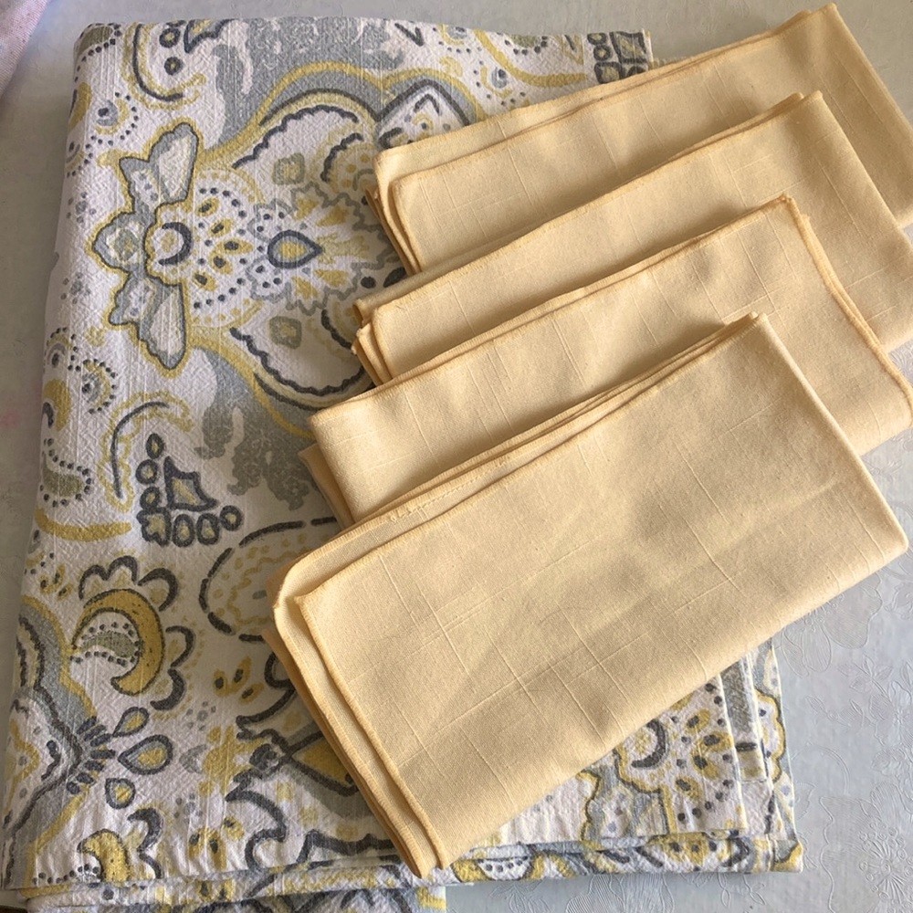 Summery paisley tablecloth (60 x 74) + 4 napkins
